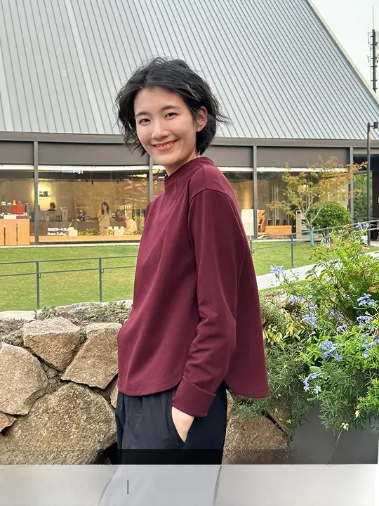 シンプルカジュアルなワインレッド長袖Tシャツ【ゆったりフィット・春秋用・クルーネック・女性用】