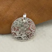 手作り 純銀製吊りペンダント【ユニセックス・彫刻デザイン・ラウンドプレート】