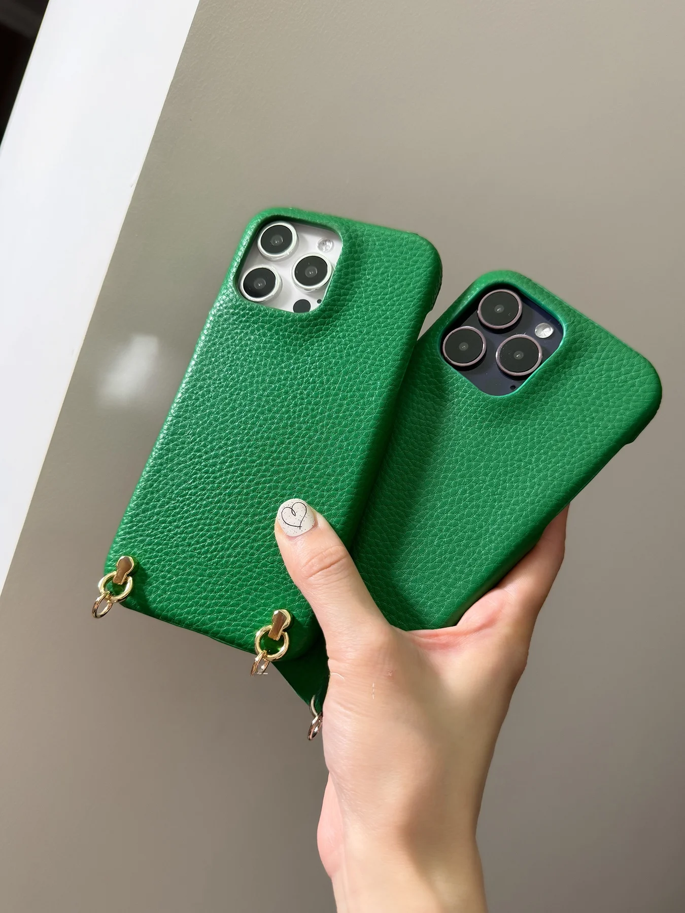 革スマホカバーは本当に丈夫なのか？エメラルドグリーンiPhone16ProMax用レトロ風ハードケースの実際の耐久性を検証