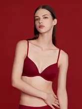 光沢仕上げ無痕 赤いインナー ブラジャー【ノンワイヤー・小胸向け・リフトアップ効果】