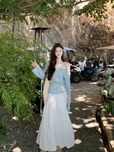 春用の優しい印象！肩出し長袖トップスとレース付きケーキスカートの女性用コーディネート（セットアップ対応）