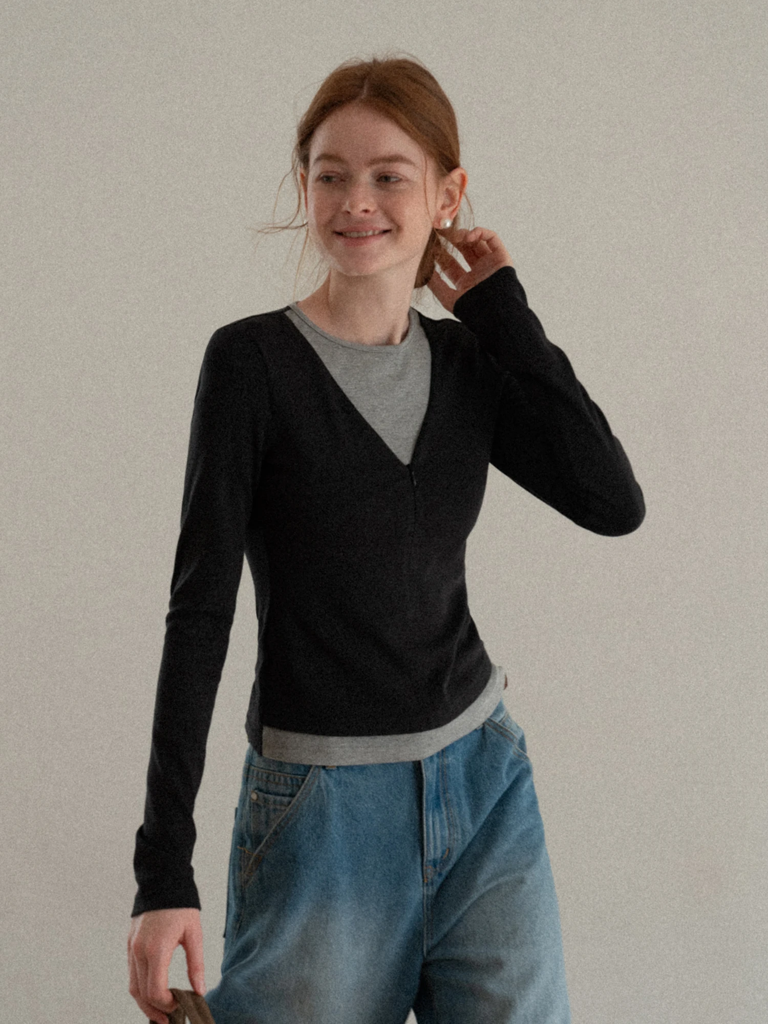 重ね着風のTシャツで女性らしさを演出：ラウンドネックスリムフィットグレーの着こなしガイド