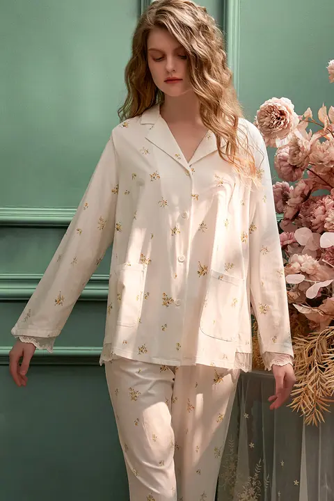 小花柄の長袖パジャマ【春秋用・シンプルデザイン・コットン素材】（セットアップ対応）