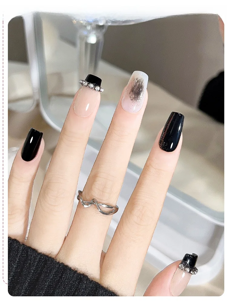 かっこいい シルバーネイル に合うアクセサリーは？極上の輝きを届けるネイルチェーンの選び方