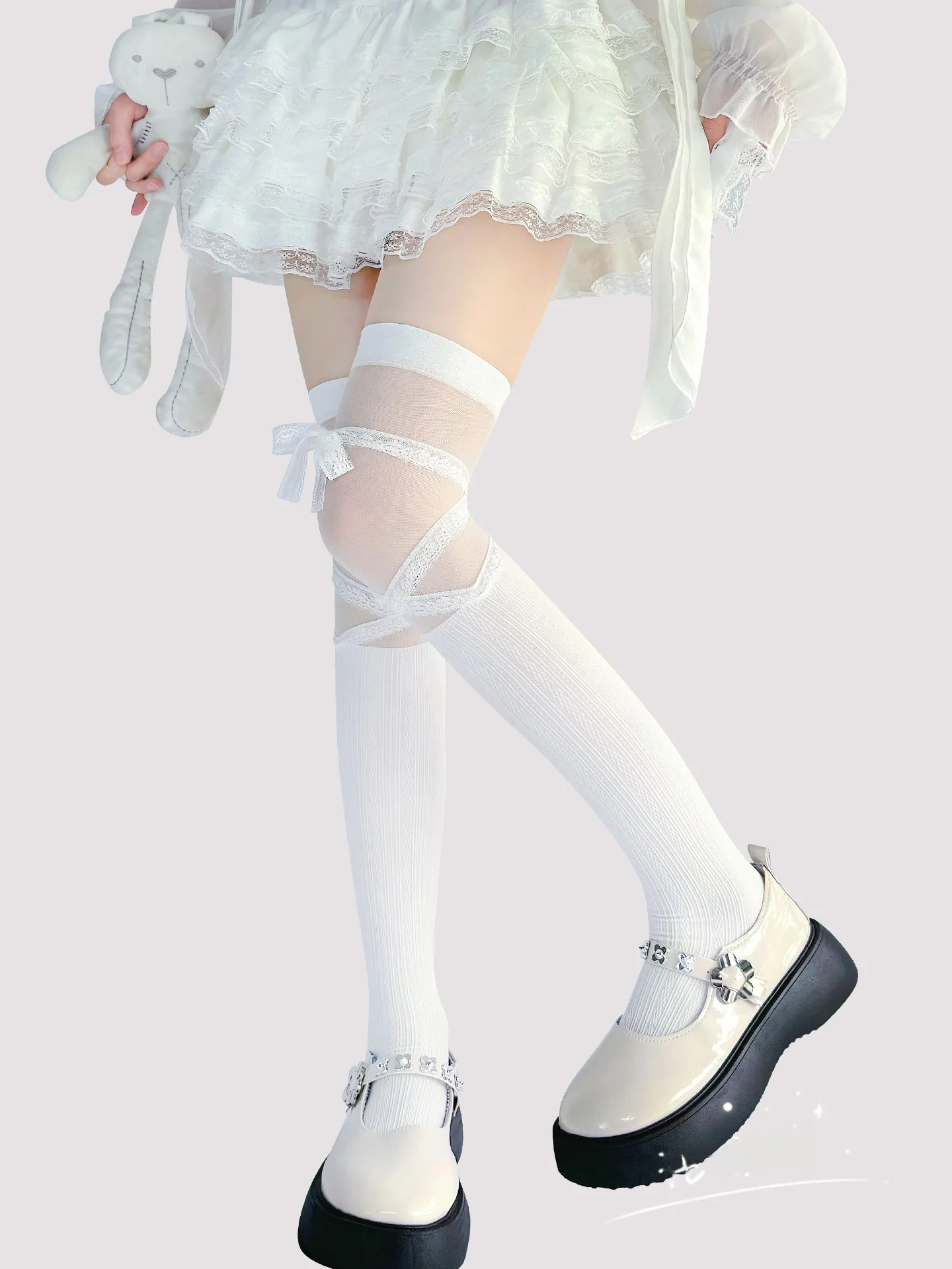 夏の美腿を生む、半透明のバンドックソックスは本当に必要？