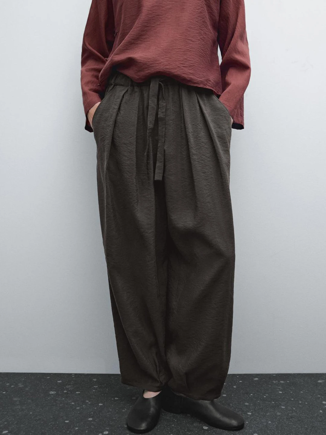 50代の女性が通勤で悩むワイドパンツ、どう選ぶ？