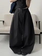 立体的なシルエットのユニークなパンツ【フレアパンツ・軽やかな素材】