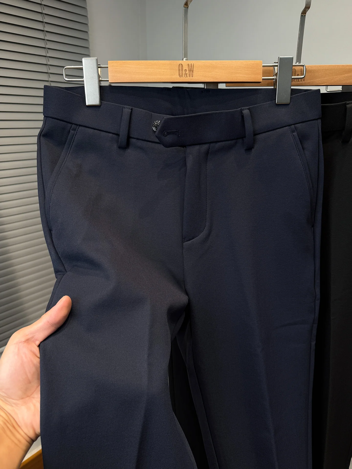ビジネスとカジュアルの境目を越える、秋冬に着るべきドレスパンツは？