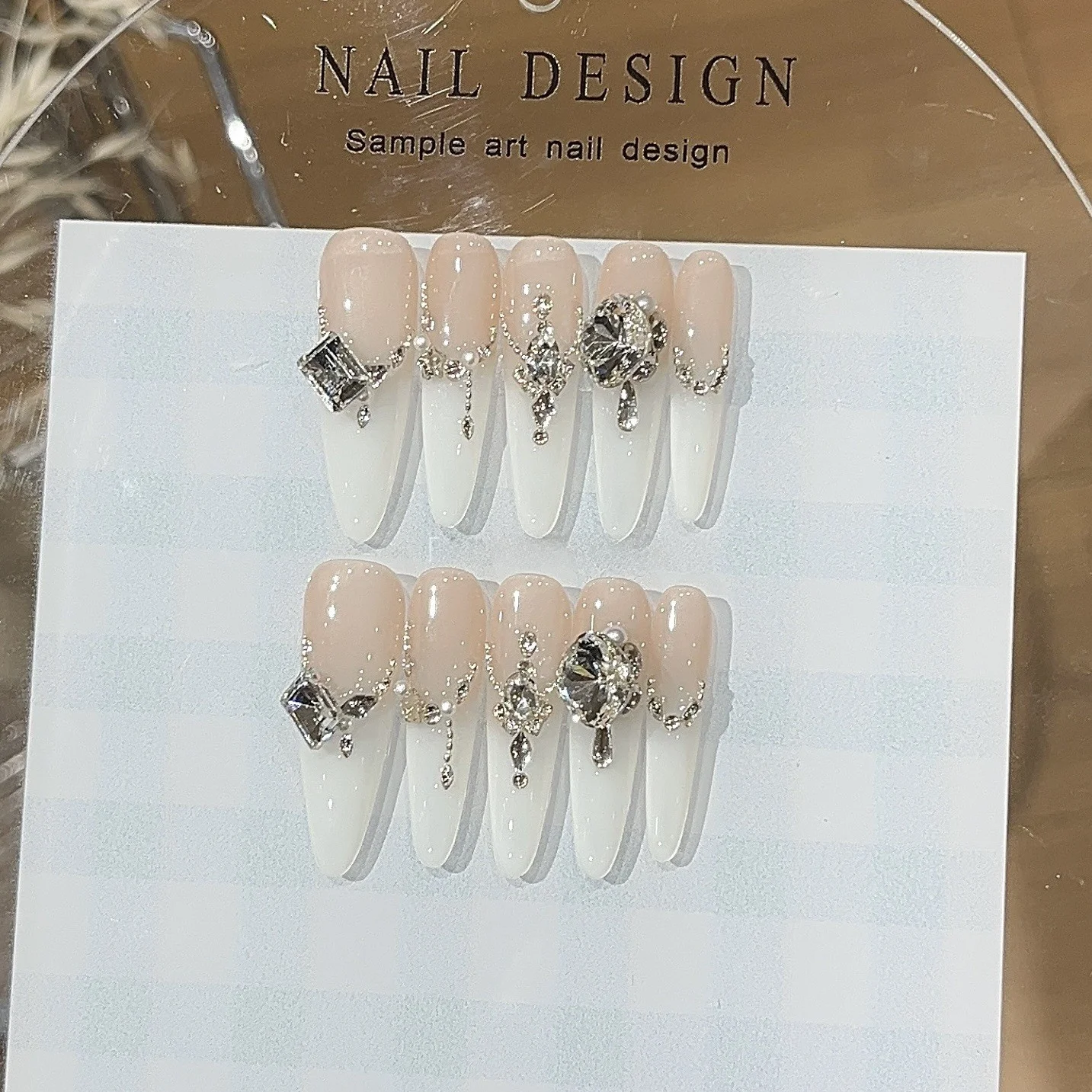 上品な手がきれいに見えるネイルデザインは、どうやって作るの？
