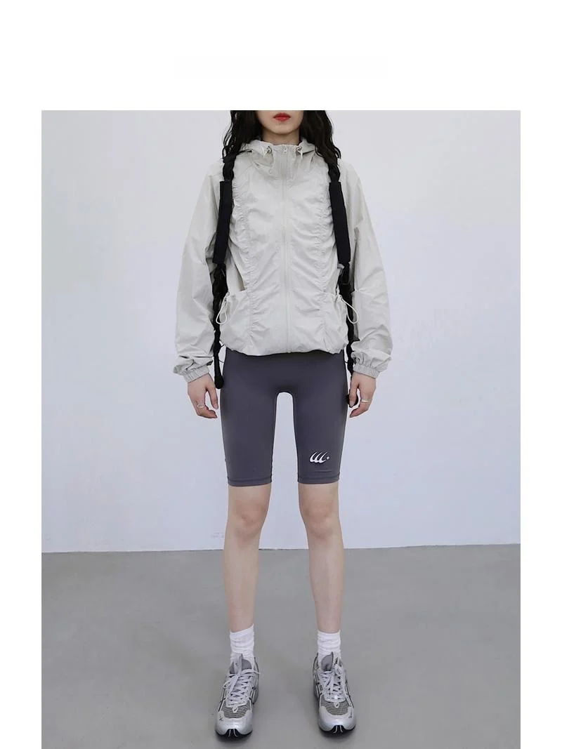 軽量なレディース登山ジャケット：春秋用の多機能ウインドブレーカーで防紫外線と通気性を実現