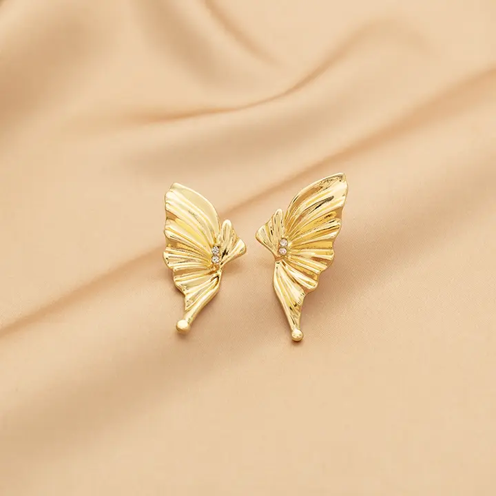 ユニークデザインのバタフライウィングイヤリング【メタリック・ノーピアス・女性用】