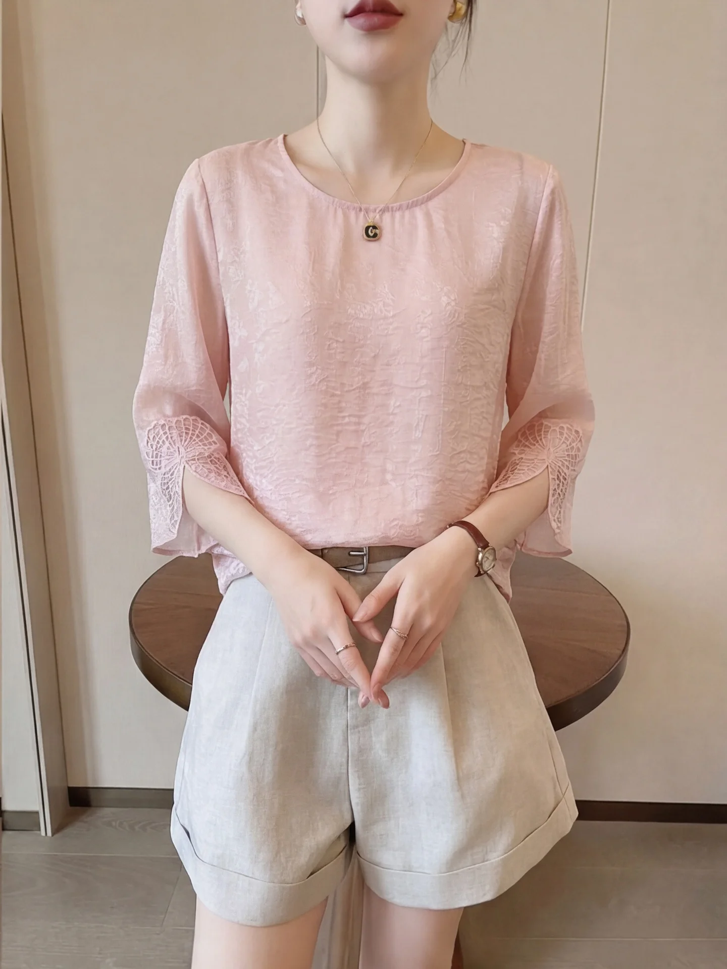 50代の夏に着るトップスは、本当に「優しさ」を選ぶべき？