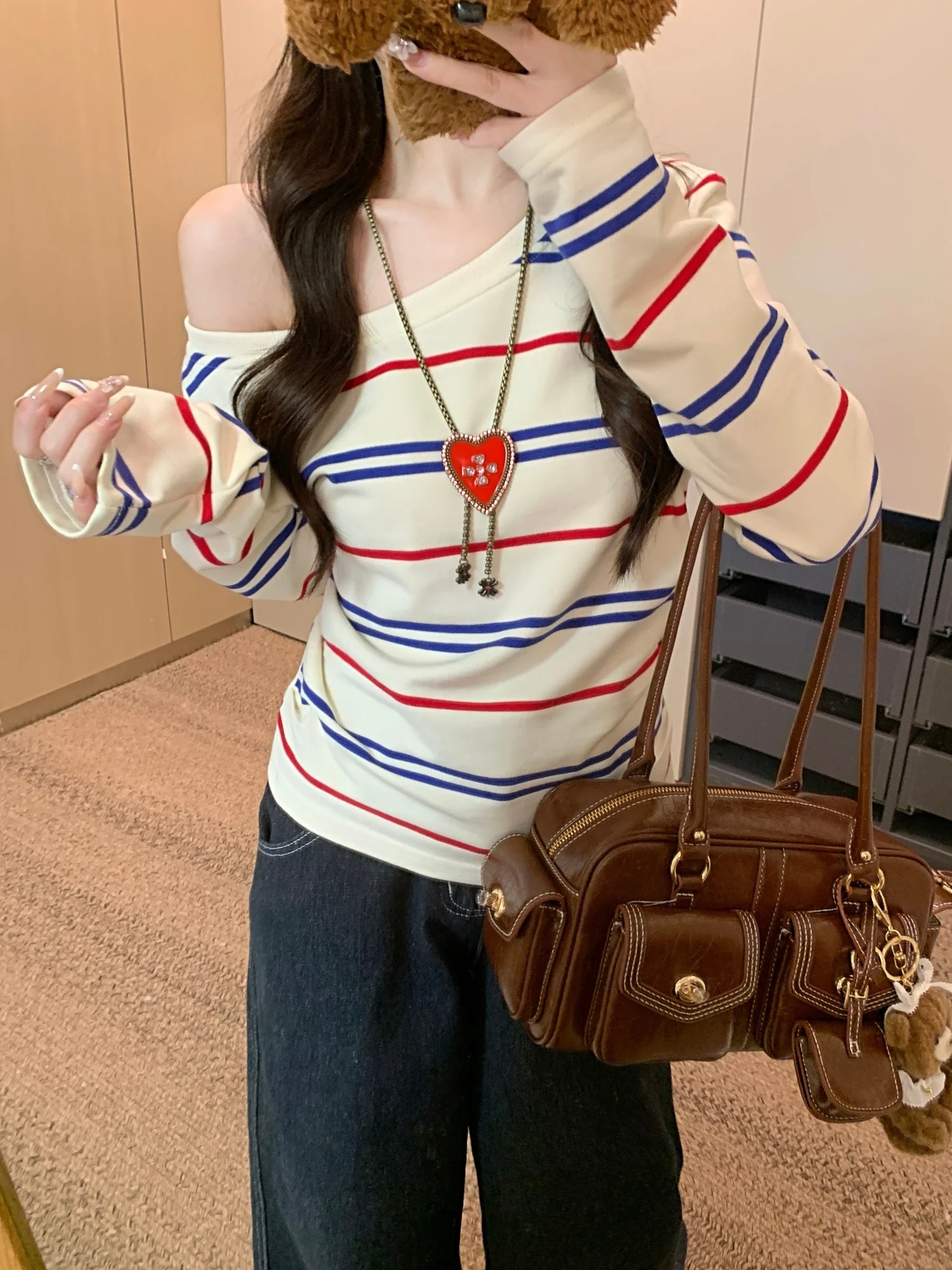 カラーライン入りの斜め肩Tシャツで、秋の日常をどう彩る？