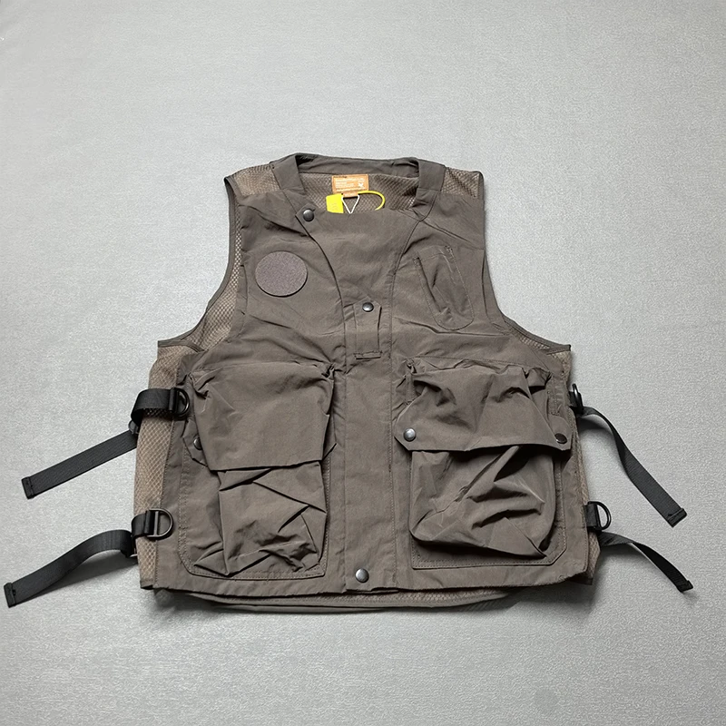 キャンプで軽い服装  を選ぶなら、このベストが一番？
