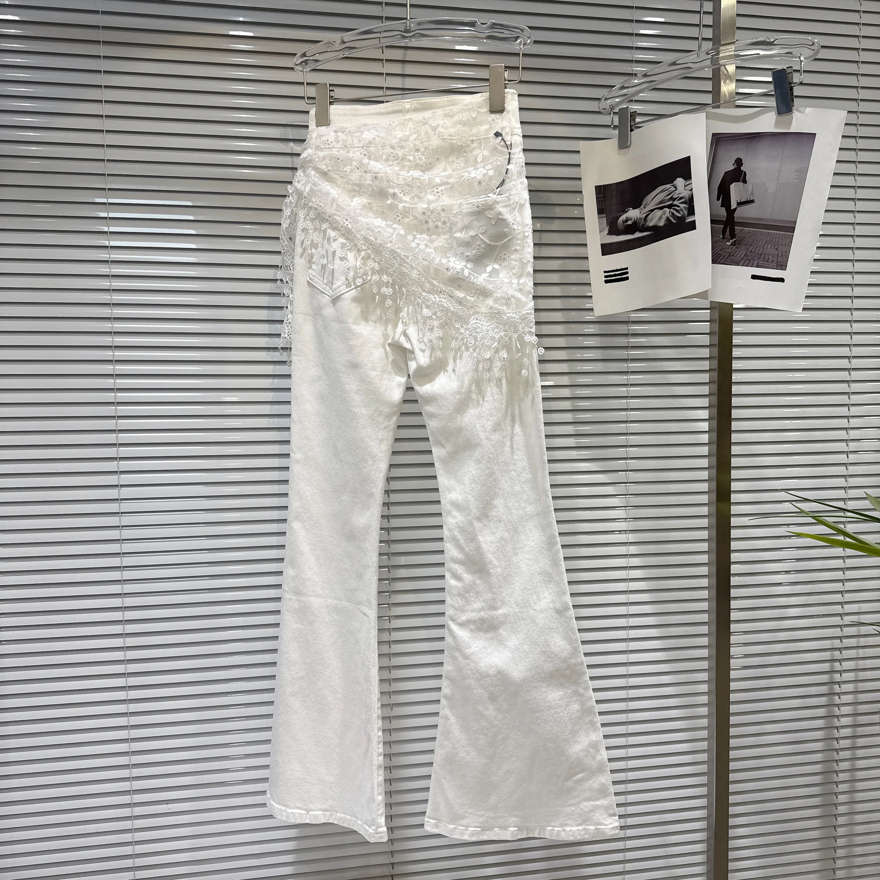 フリル付きデニムパンツ：トッパー刺繍と微喇デザインの実用性と着用シーン