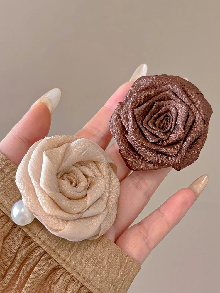 ドライフラワーヘアアクセサリーをどう選ぶ？乾燥したバラの花モチーフヘアクリップが、日常の美しさを支える理由