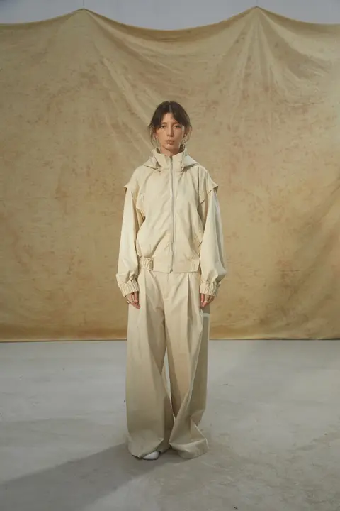 米白色 Aラインプリーツ長ズボン【レトロ風・フィット・広がりシルエット】