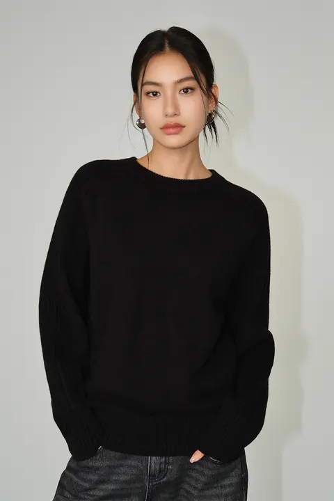 ブラックラウンドネックニットトップス【広めのシルエット・長袖・フォールデザイン】