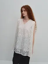 感あるゆったりしたデザインのタンクトップ