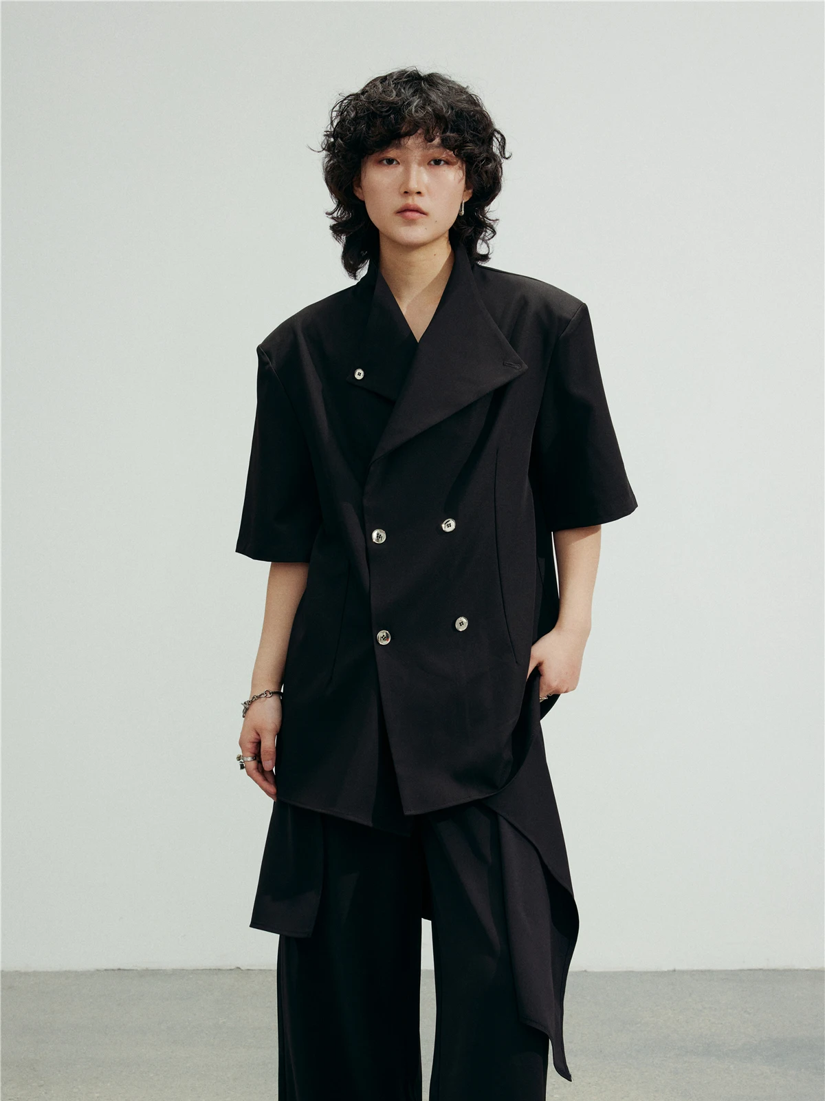 40代後半のファッションで「老けた」と感じない着こなしは？黒のダブルブレストショートスリーブジャケットが解決する
