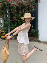 夏季リゾートスタイルのキャミソールと小花柄Aラインスカート（セットアップ対応）