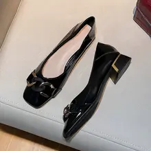 黒のエナメル素材 スクエアトゥ 太ヒール シンプルパンプス【夏用・フレンチスタイル・低ヒール】