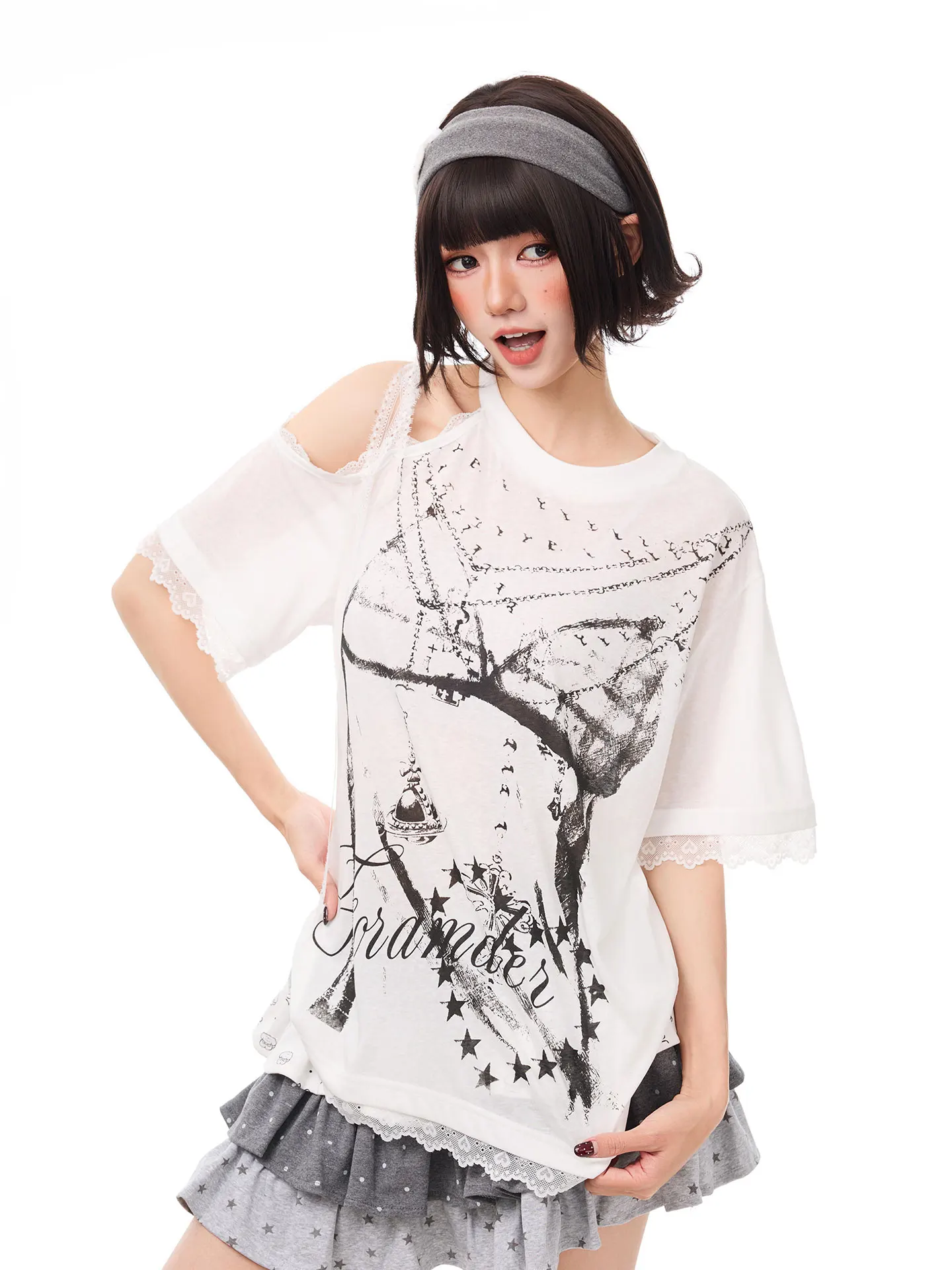 Y2KスタイルのTシャツ：デザイン性のあるアートプリントショートスリーブレースオフショルダーの実用性とスタイルフィット
