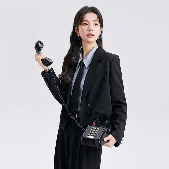 黒のスーツジャケット【女性用・短丈・背面スリット・面接用】（セットアップ対応）