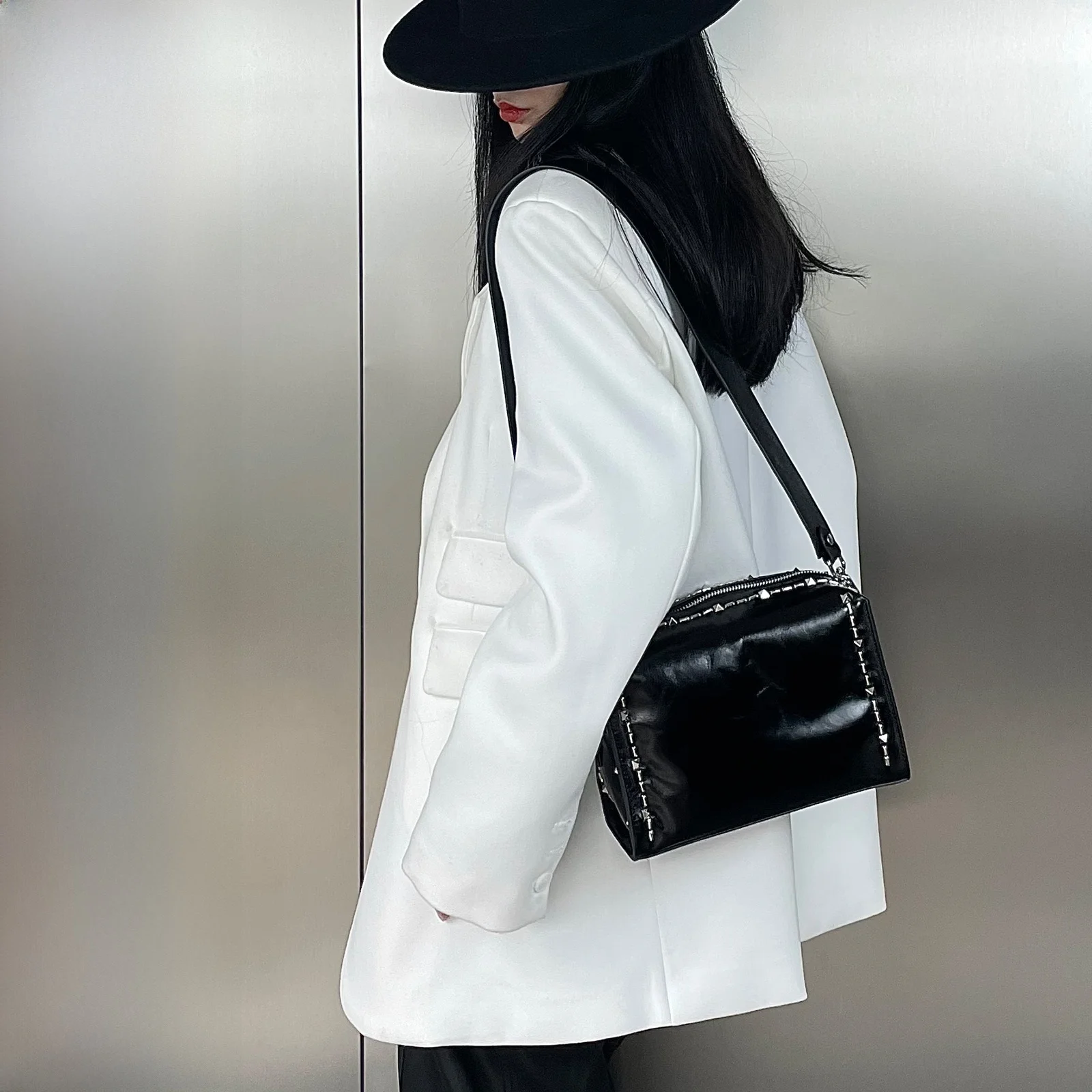 ロックスタイルのスタッズ付きクッションバッグ：摩登中性風の女性向けショルダーバッグ