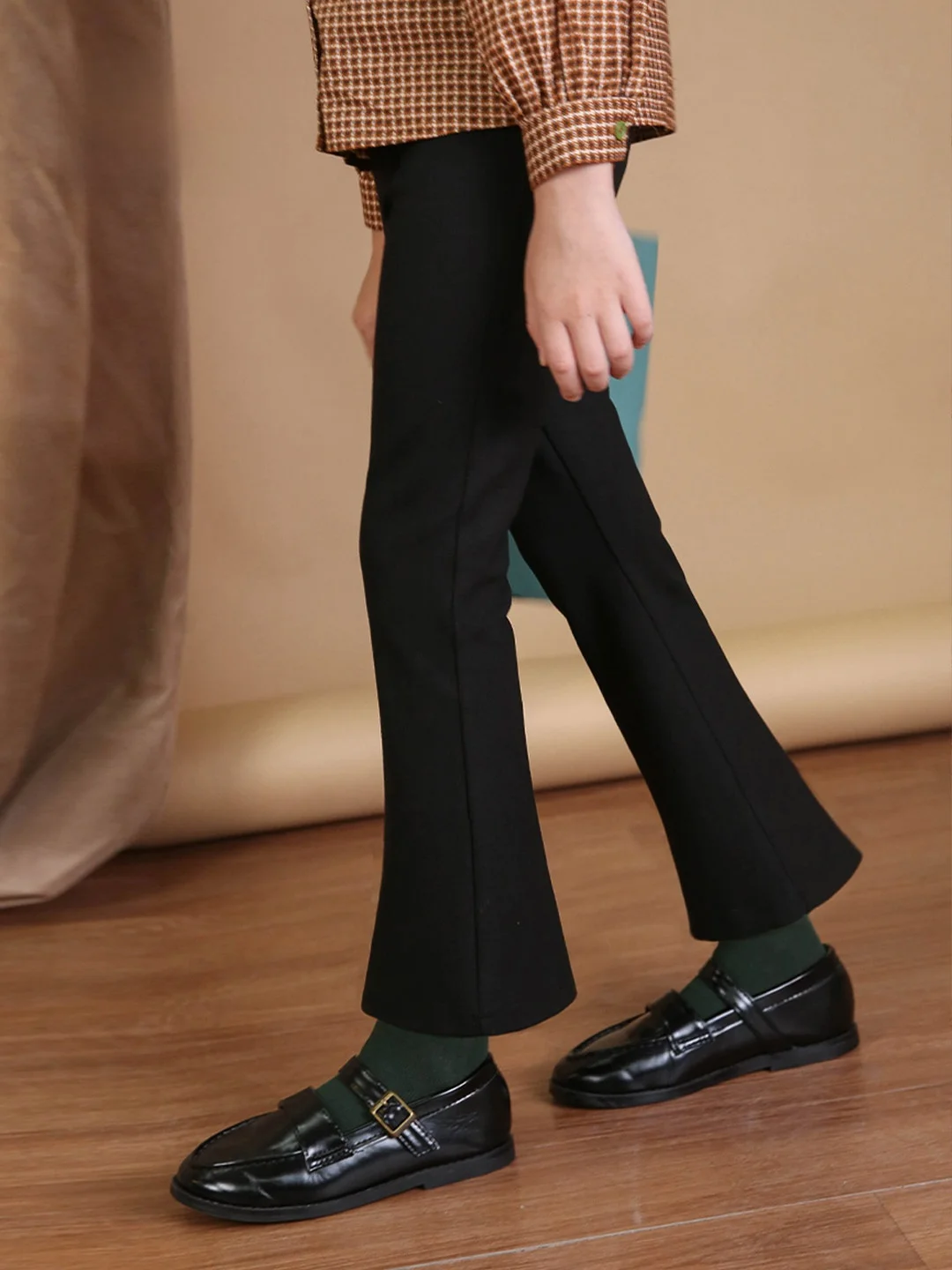 ハイウエストフレアパンツはどんな場面で着る？低身長や骨格ストレートの女性に最適な選び方とは？