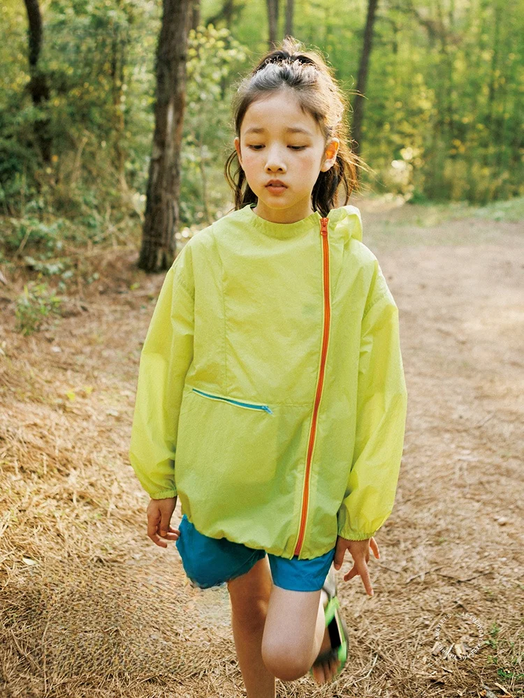 子どもと行くファミリー向け安全安いギアとしての子供用透湿性ラップファスナー紫外線対策ジャケット