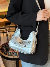 シルバーのアシンメトリーデザインのショルダーバッグ【斜め掛け・女性用・ユニークスタイル】