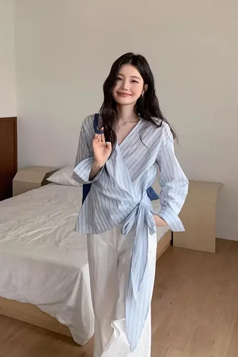 青いクロスストラップVネック長袖シャツ【春夏用・女性用】