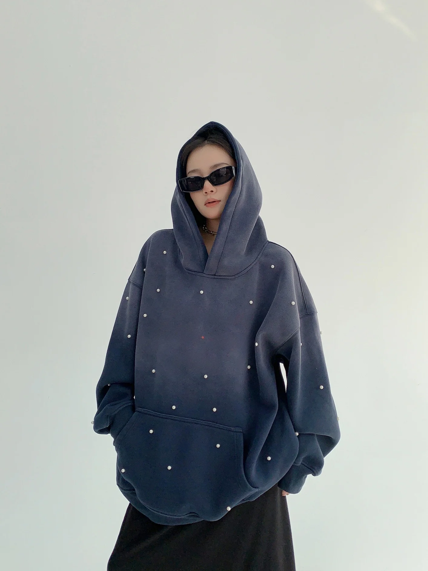 冬用アメリカンスタイルフード付きスウェットパーカー：グラデーションとビーズ装飾のゆったりシルエットが実用性を支える