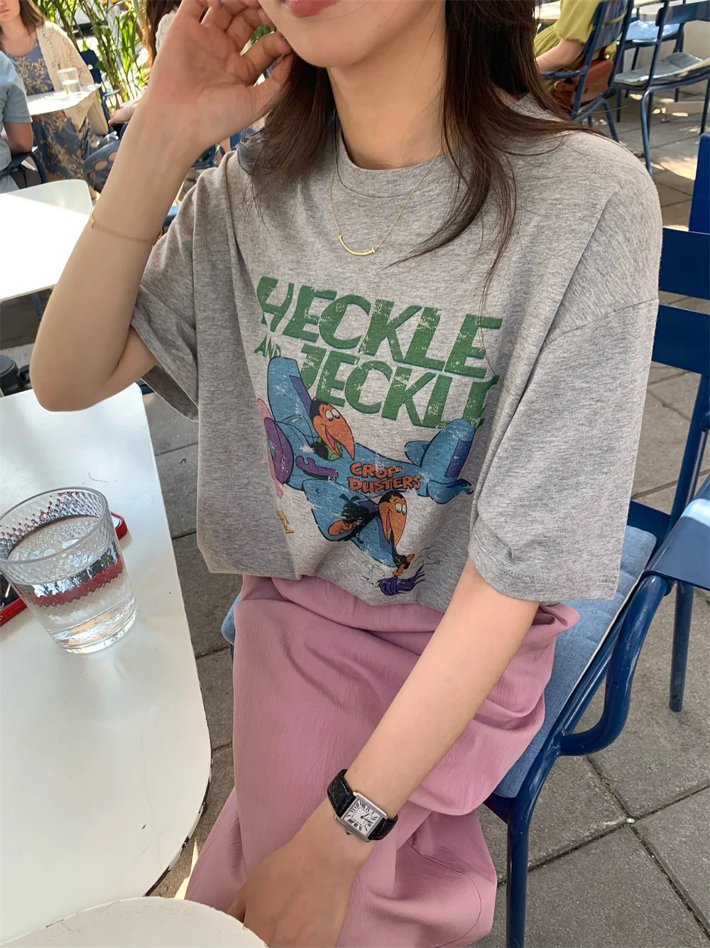 カジュアルなグレーのアニメデザインTシャツ：通勤シーンでの着用実績とデザイン特性