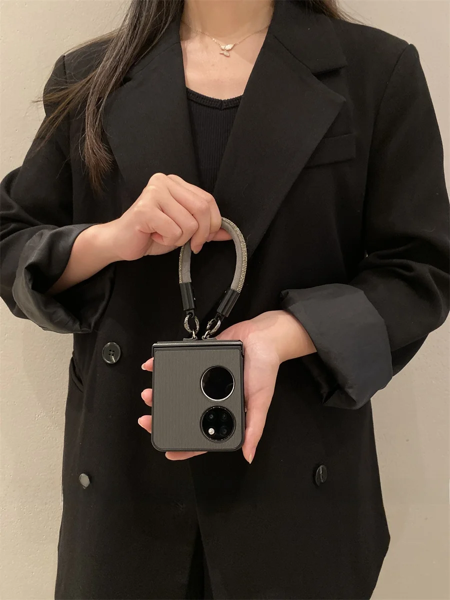 「P50 Pocket」を選ぶべきタイミングは？人気の理由と、他のスマ ホケースとの違いを徹底解説