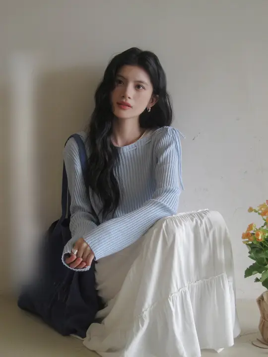 ブルーのリボン付き長袖ニットトップス【春用・薄手・女性用】