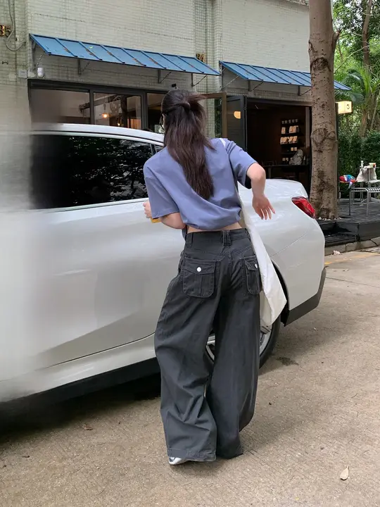 水泥グレーのワイドレッグデニムパンツ【女性用・ポケットデザイン・ハイウエスト・ストレートフィット・カジュアル】