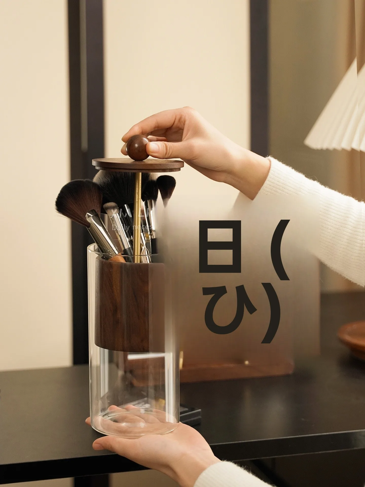 アクセサリー収納を「見せない」で整えるには？リアルな使い方とおすすめのスタンドを解説