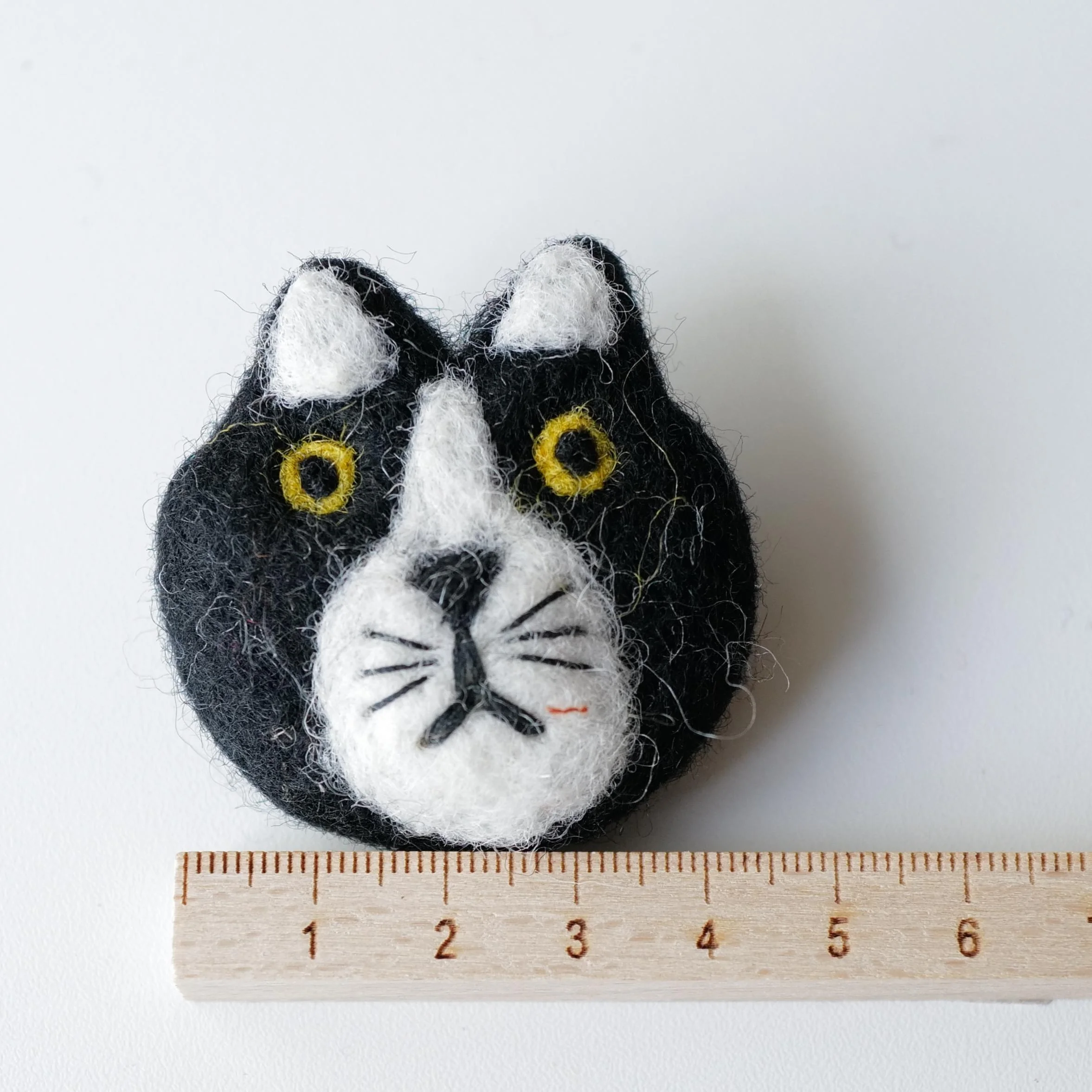 ウールフェルト製カウヘッドブローチ：猫好きに贈るおしゃれで高級感のあるプレゼント