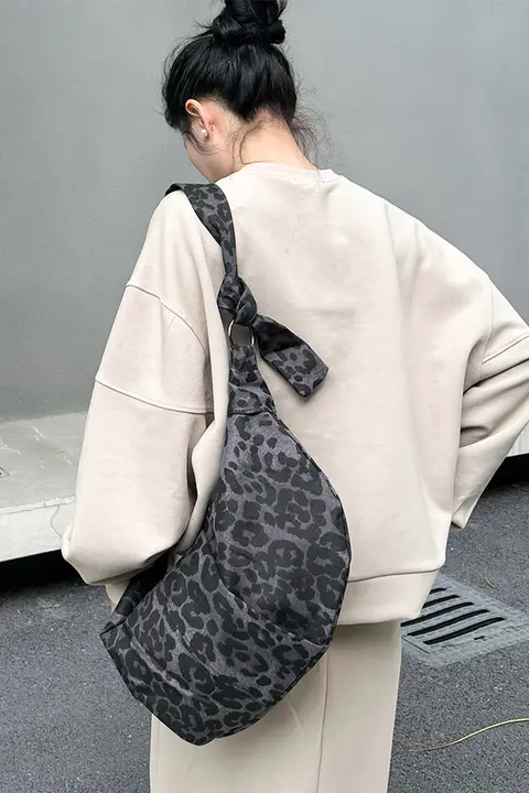 春夏ファッションのトレンド！軽量で汎用性の高い柔らかいキャンバスのラフなヒョウ柄ダッフルバッグ【大容量・カジュアル・ショルダーバッグ】