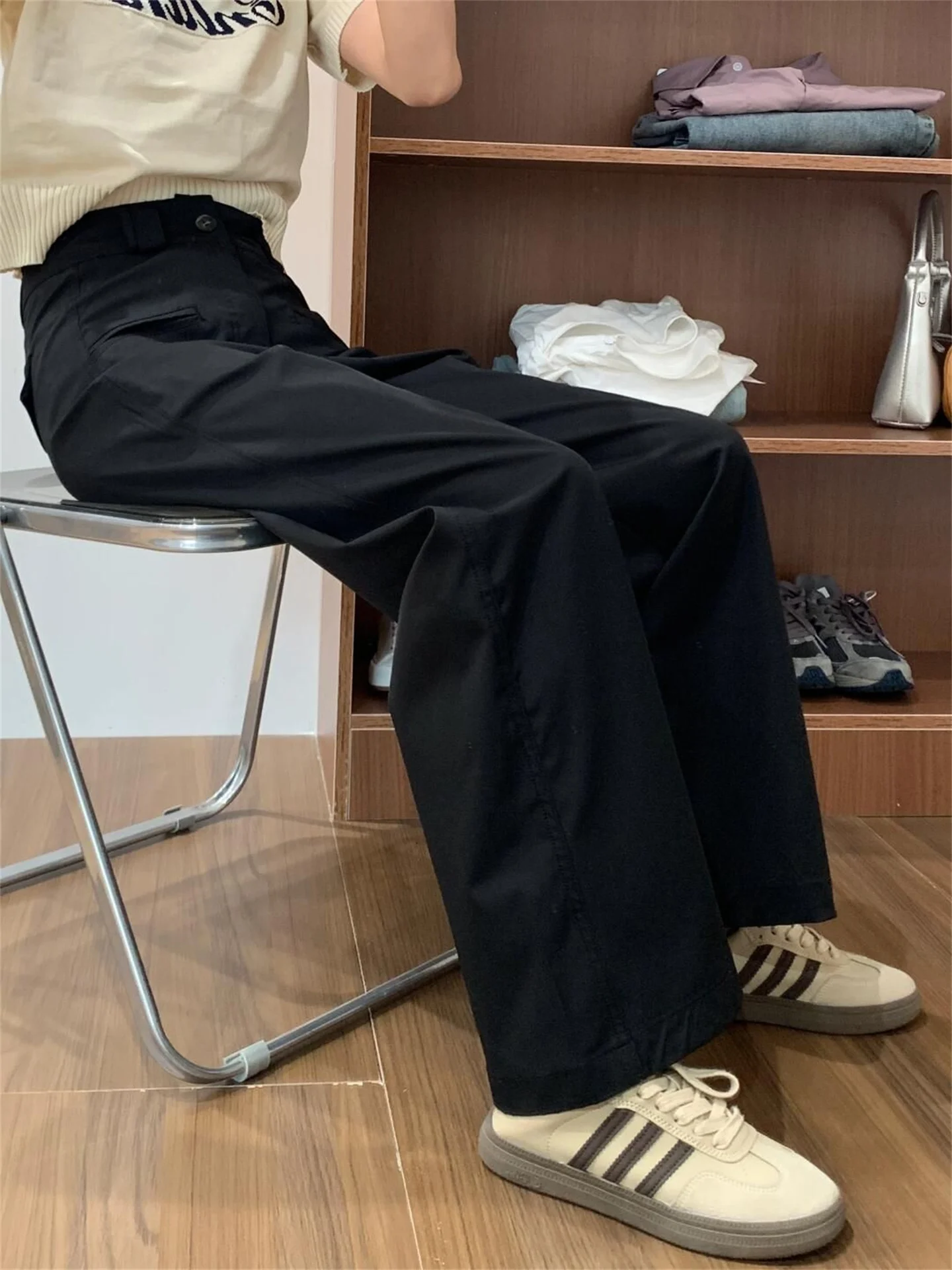 膝丈パンツ メンズ：高腰直筒デザインのシンプルストレートパンツが通勤シーンで実用的か