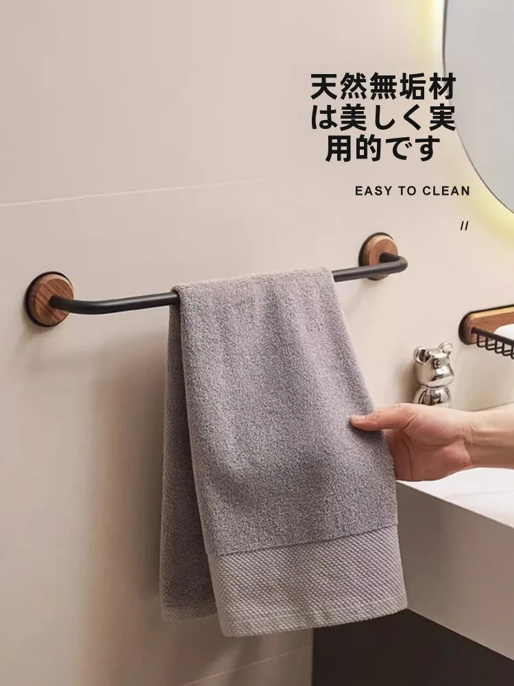 胡桃木製タオルハンガー：穴あけ不要のシンプルデザインで実用性と美しさを両立