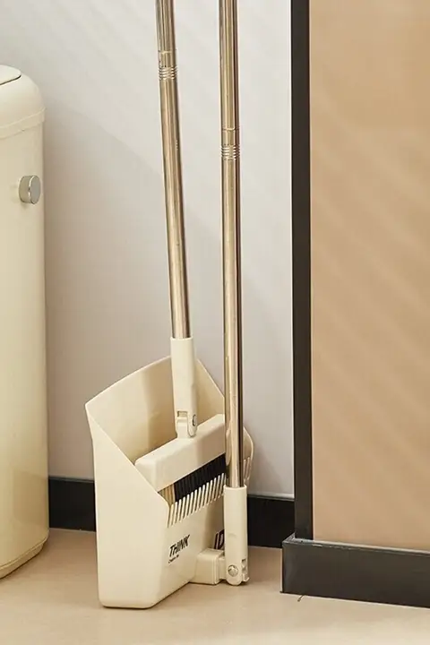 折りたたみ可能なクリーム色の掃除道具セット【スイーピングブラシ＆ほうき付き・家庭用・回転式】