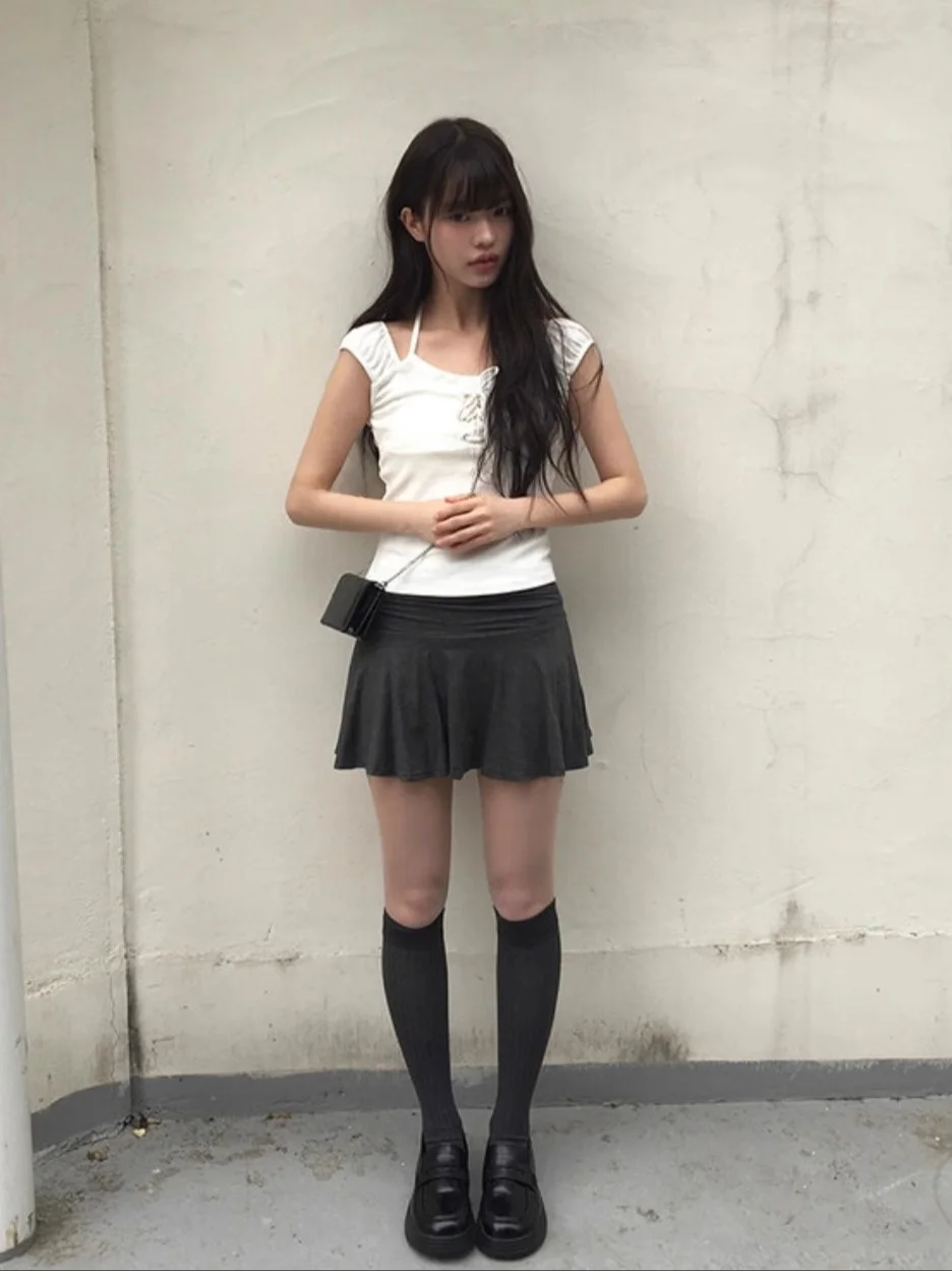 トレンドフェミニンをどう選ぶ？夏の通勤スタイルに最適な「レース切り替え半袖Tシャツとミニスカート」の本物の使い勝手とは