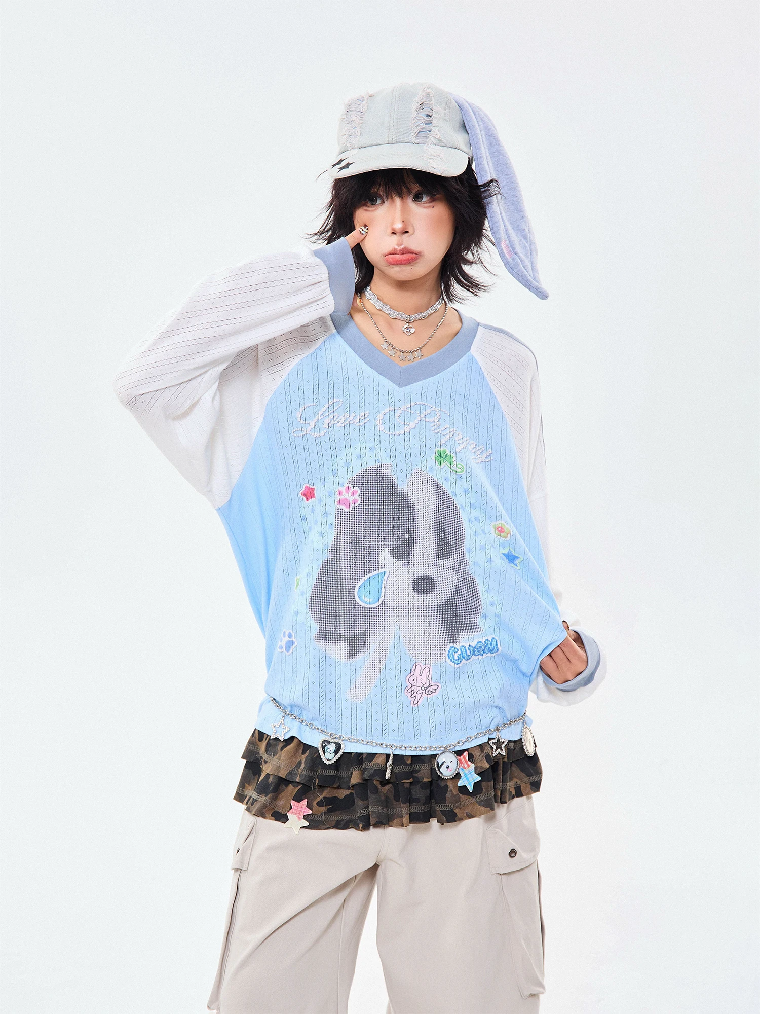 可愛い犬のデザイン Vネック長袖Tシャツ【秋用・フィット・通気性・防紫外線】