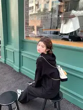 かわいい編み込みフード付きニットトップスとパンツのカジュアルな気質のコーディネート（セットア  ップ対応）