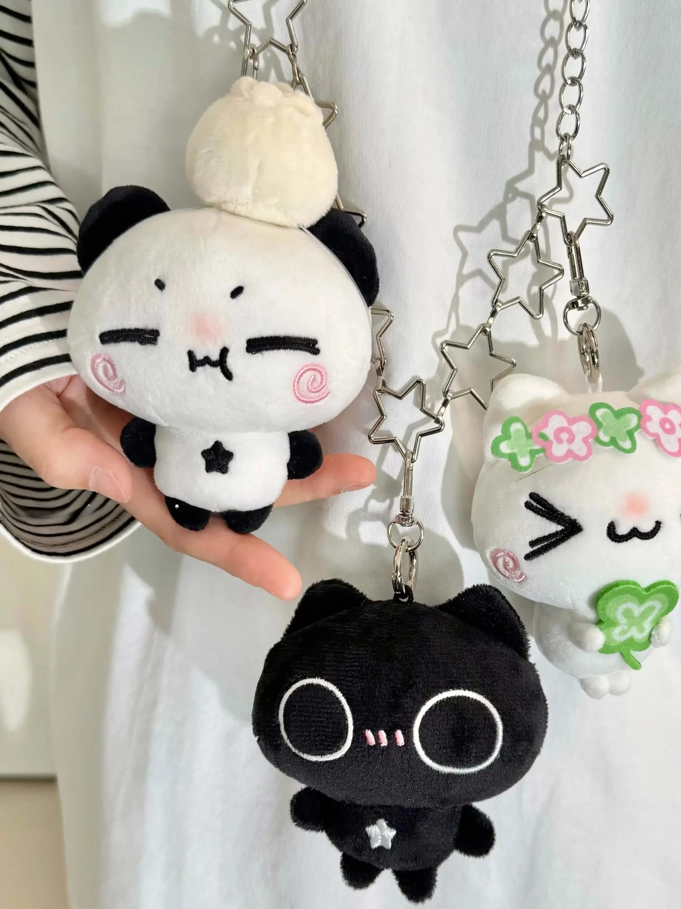 かわいいパンダの毛糸製キーホルダー：小さな卵のデザインで贈り物に最適なオリジナルアクセサリー