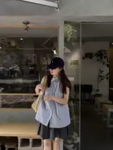 シンプルなチックデザインのオフショルダーブルーシャツ【夏用・ゆったり・トレンド感】