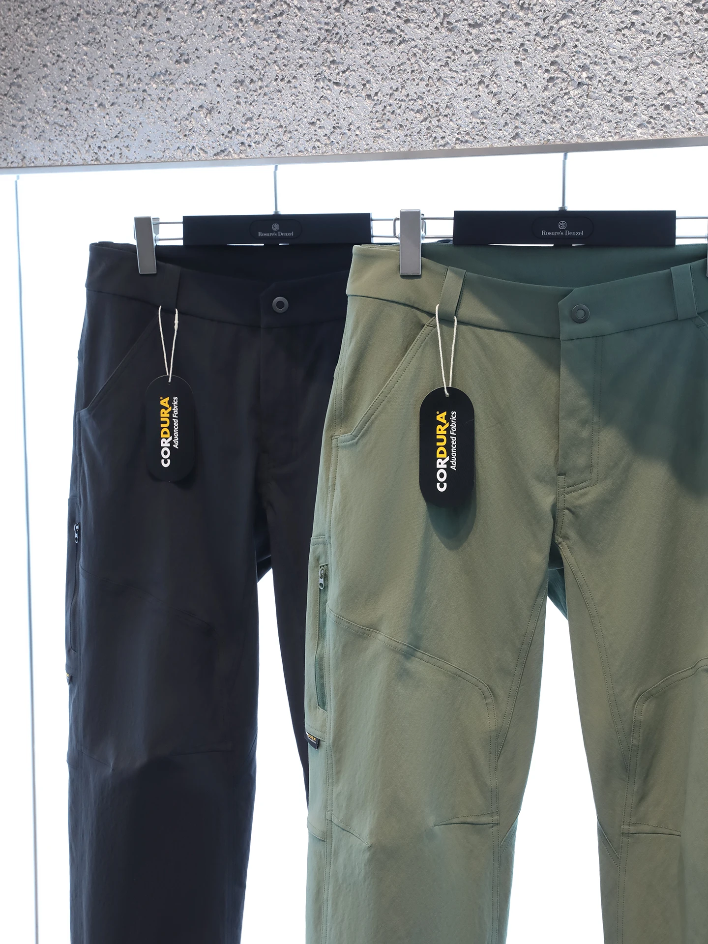 カーゴパンツ メンズ コーデの選び方｜ソフトシェルストレートが解決する通勤の悩み